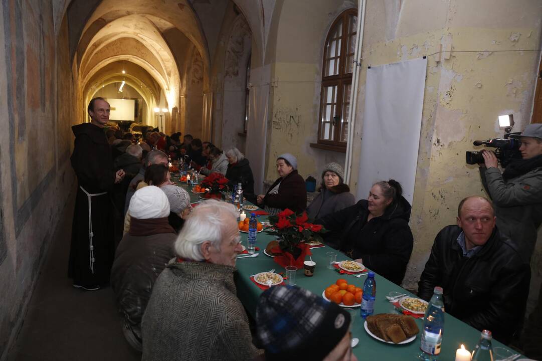 Bernardinų parapija prie pietų stalo sukvietė stokojančius