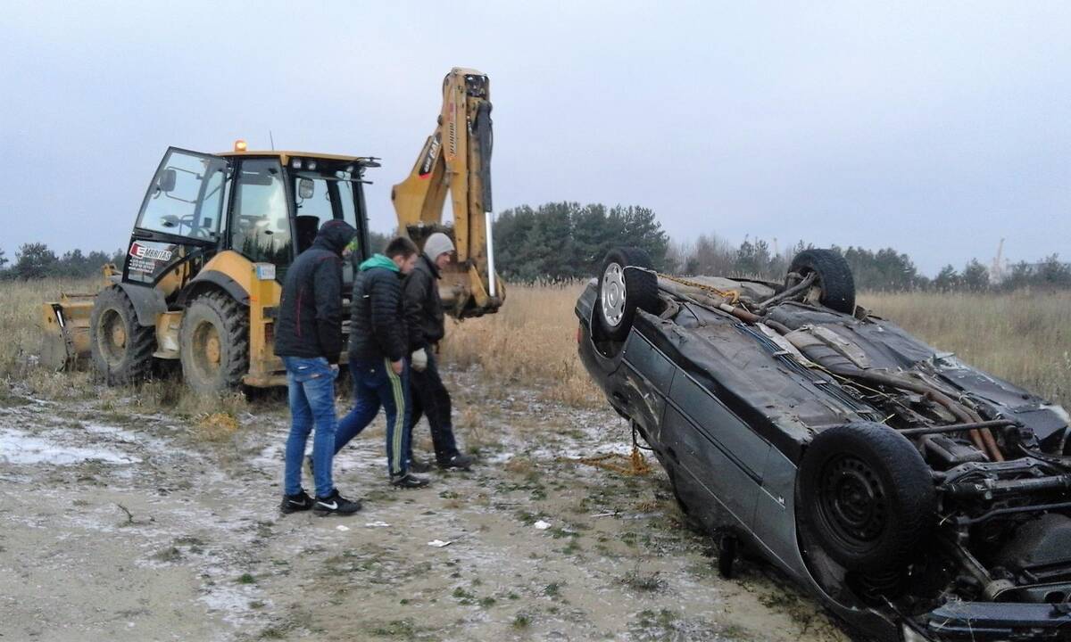 Tvenkinio ledas neatlaikė BMW 
