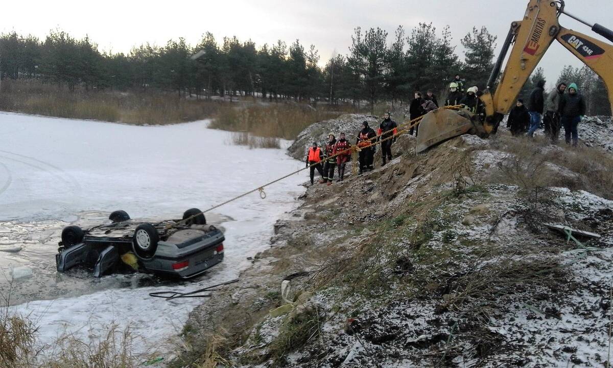 Tvenkinio ledas neatlaikė BMW 