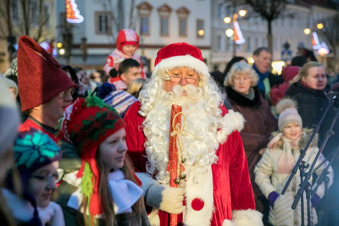 Sostinės Rotušės aikštėje įžiebta Kalėdų eglė