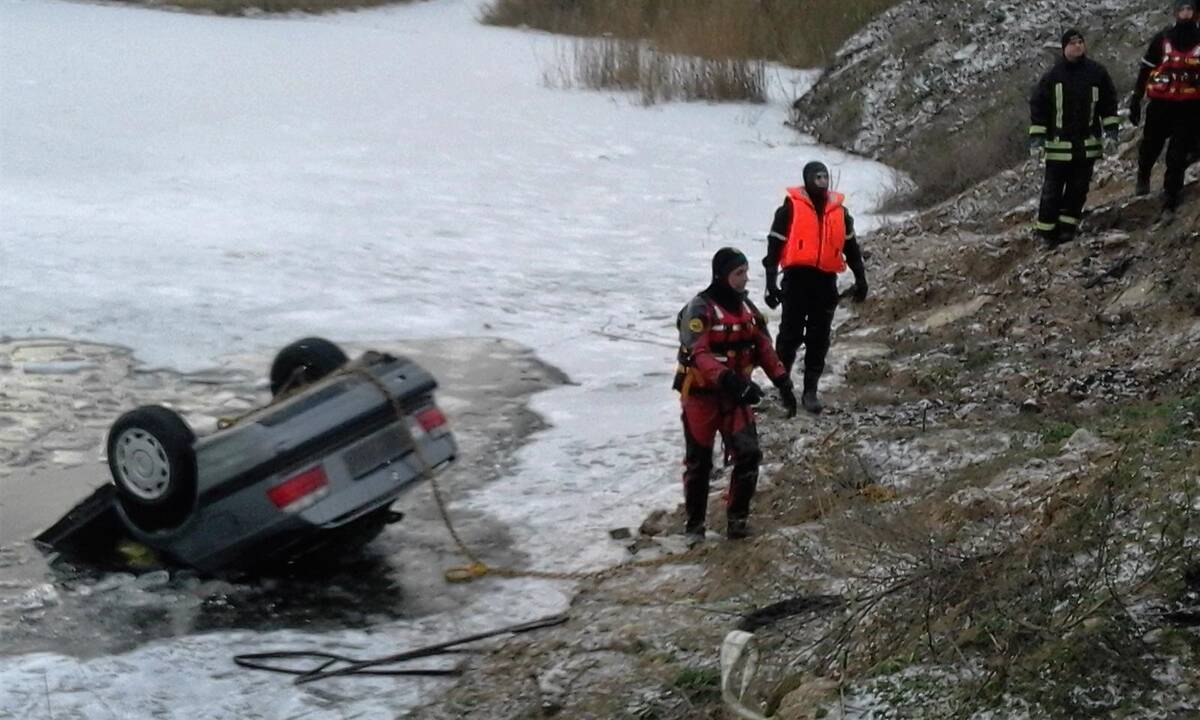 Tvenkinio ledas neatlaikė BMW 