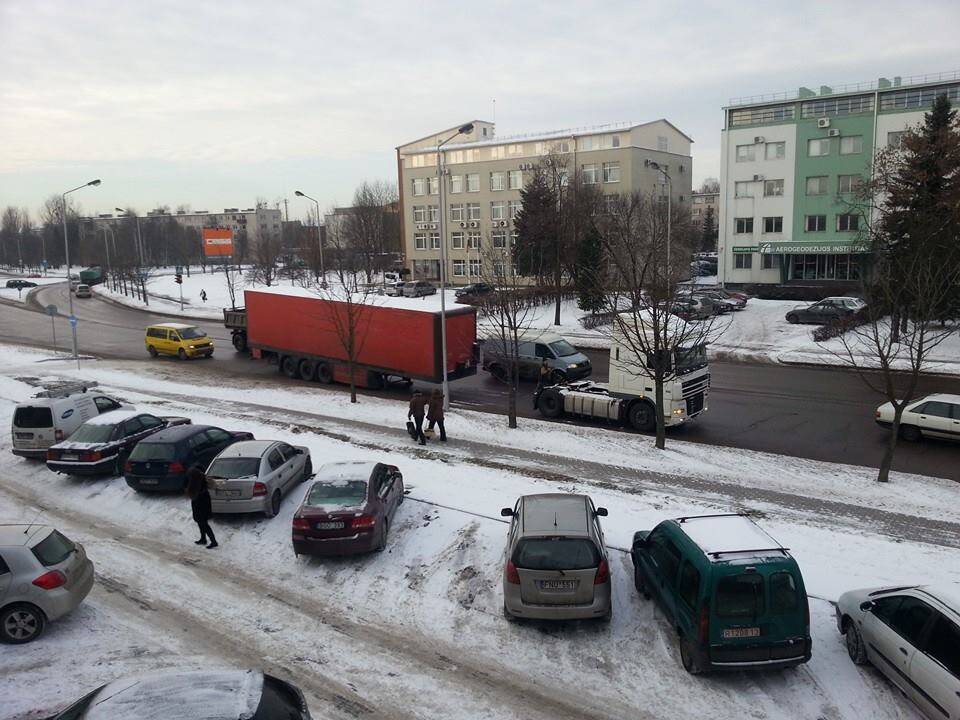 Kaune vilkikas pametė priekabą