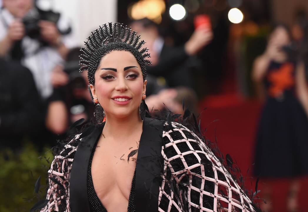 Lady Gaga neigia gandus apie nėštumą