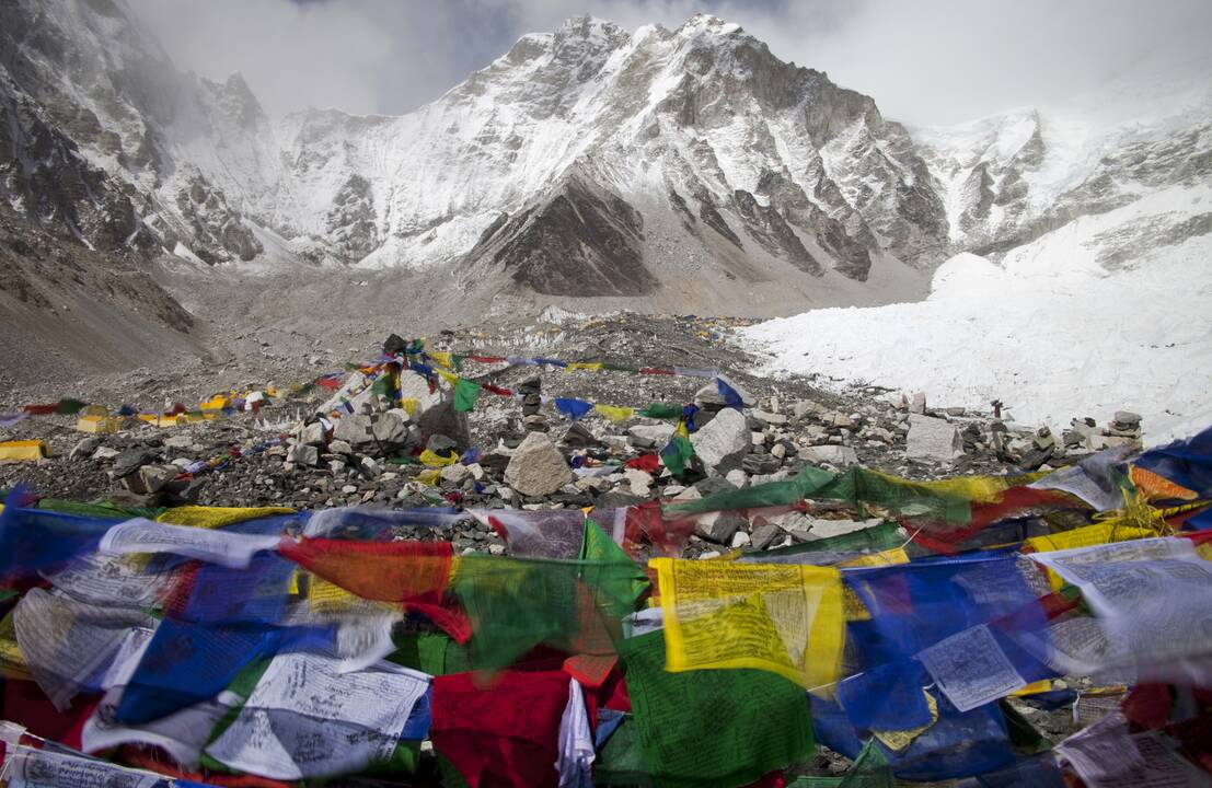 Šerpams paliekant Everestą atšaukiamos ekspedicijos