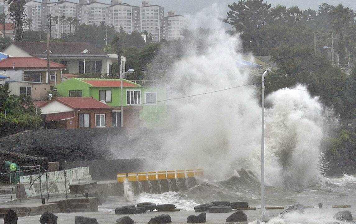 Taifūnas „Neoguri“ – jau prie pagrindinės Japonijos teritorijos dalies