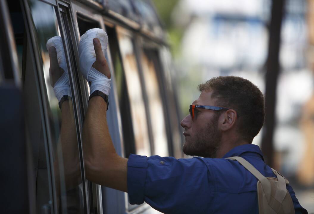 Nepale autobusui nuvažiavus nuo kelio žuvo 14 žmonių, tarp jų – trys užsieniečiai