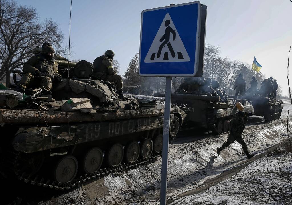 ES ragina nedelsiant atitraukti sunkiąją ginkluotę nuo fronto linijos Ukrainoje