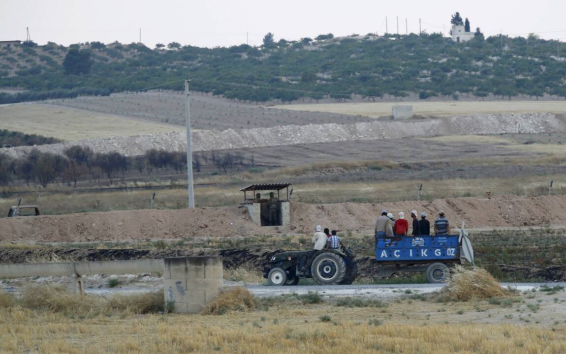 Turkija pradėjo statyti betoninę sieną, kad atsitvertų nuo Sirijos