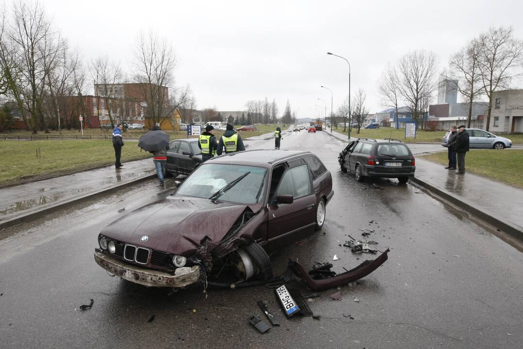 Uostamiestyje susidūrė trys automobiliai