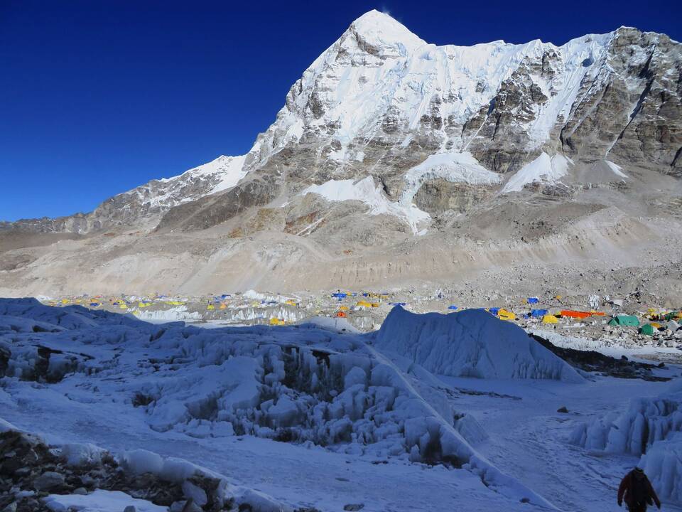 Kinijos alpinistė įtariama kopdama į Everestą pasinaudojusi sraigtasparniu