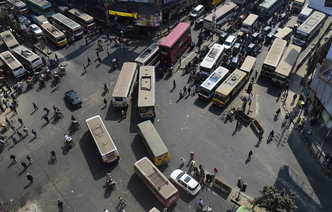 Bangladeše protestuotojams padegus autobusą žuvo septyni žmonės