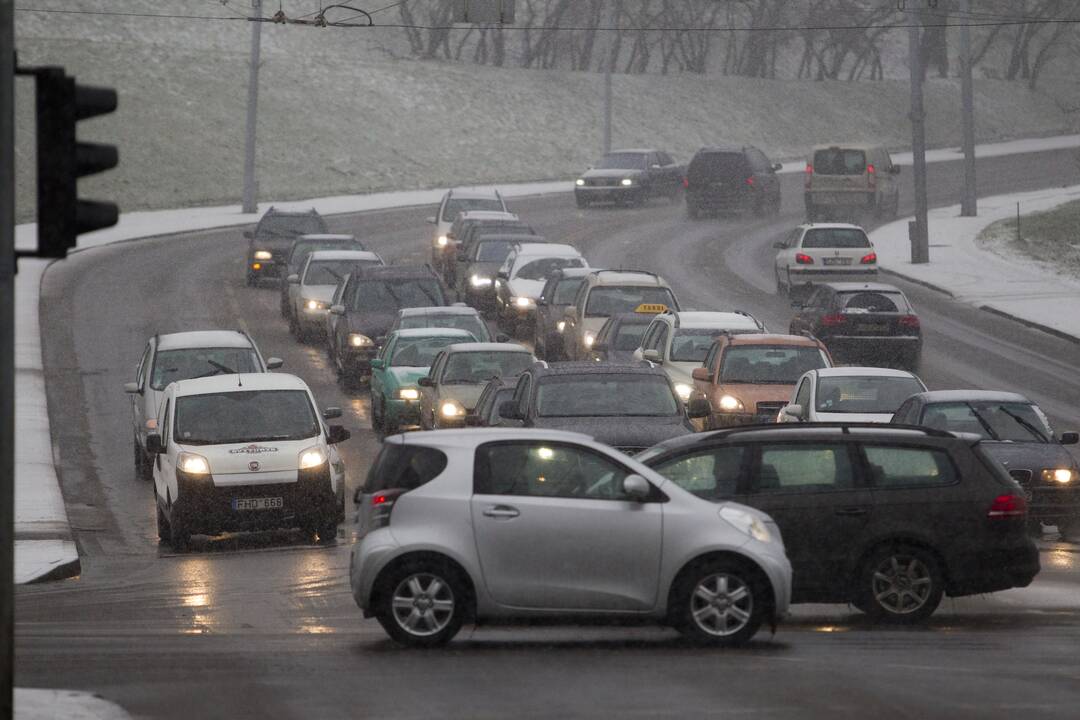 Tarnybos perspėja dėl stipraus vėjo ir prastų eismo sąlygų