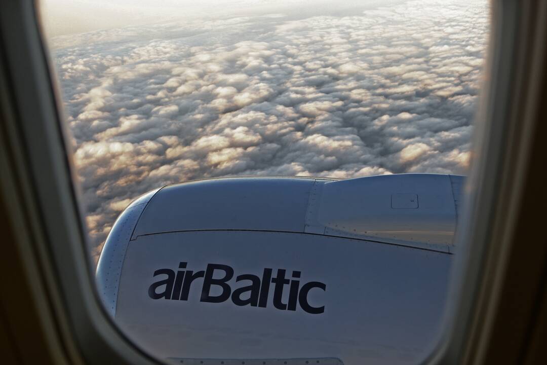 Pavojingas „AirBaltic“ skrydis: sužeisti du keleiviai ir stiuardas