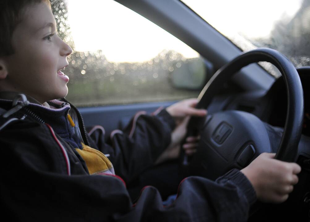 Automobiliai su vairu dešinėje pusėje gali būti įteisinti jau šiemet