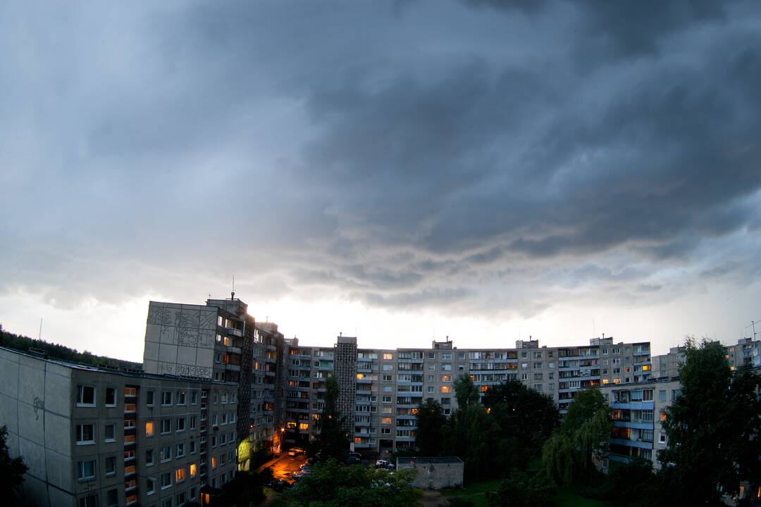 Savaitės pradžia numatoma lietinga ir su perkūnija, orai atvės