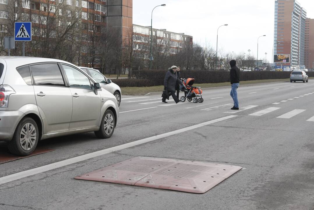 Prie mirtinos uostamiesčio pėsčiųjų perėjos įrengė kalnelius