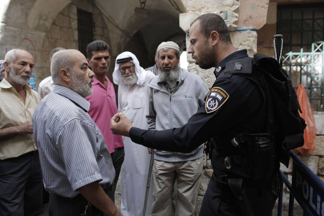 Jeruzalės Al Aksos mečetės komplekse palestiniečiai susirėmė su policija