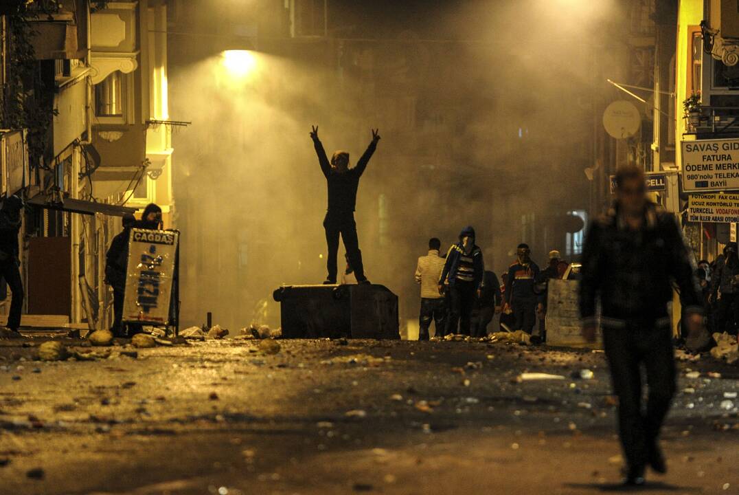 Turkijoje įvesta komendanto valanda: prokurdiški protestai jau pareikalavo 21 gyvybės