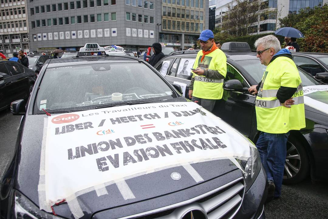 Prieš „Uber“ protestuojantys Europos taksi vairuotojai blokavo Briuselio oro uostą