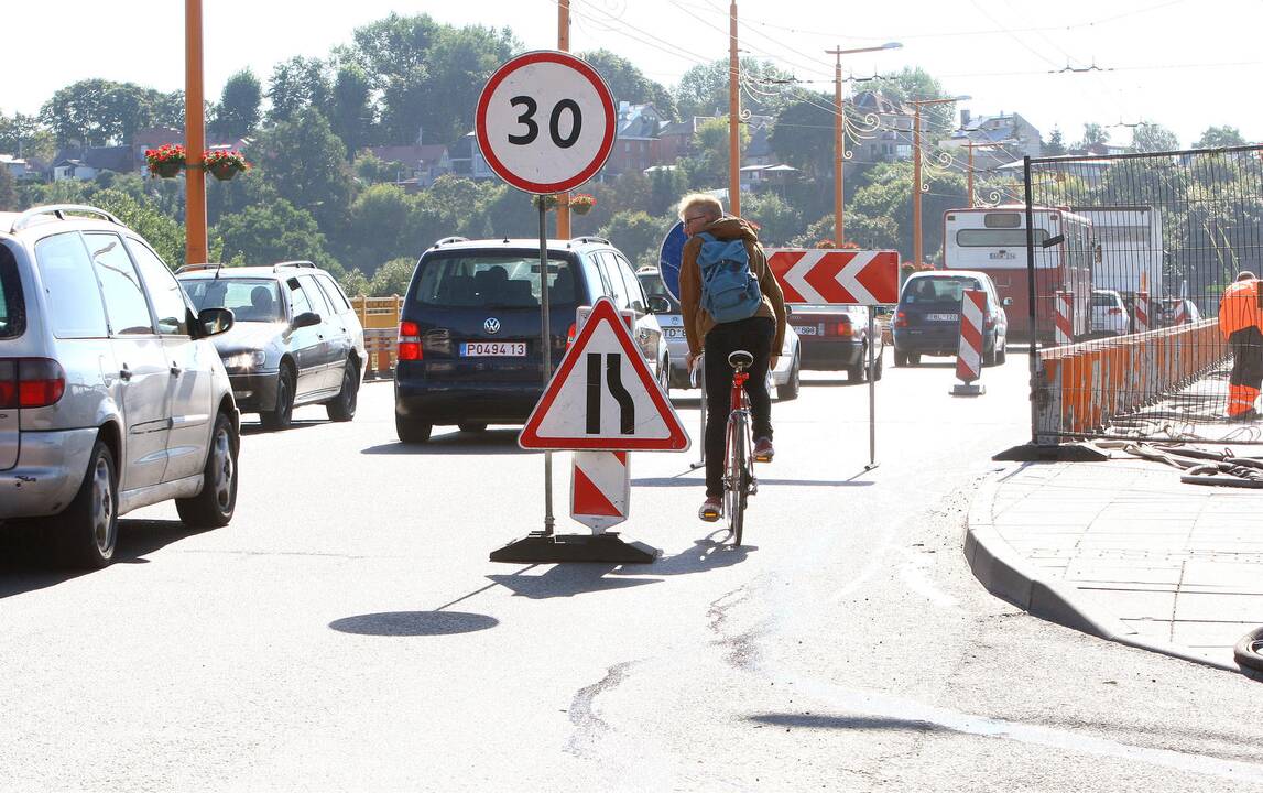 Dėl remontuojamo P. Vileišio tilto vairuotojai strigo spūstyse