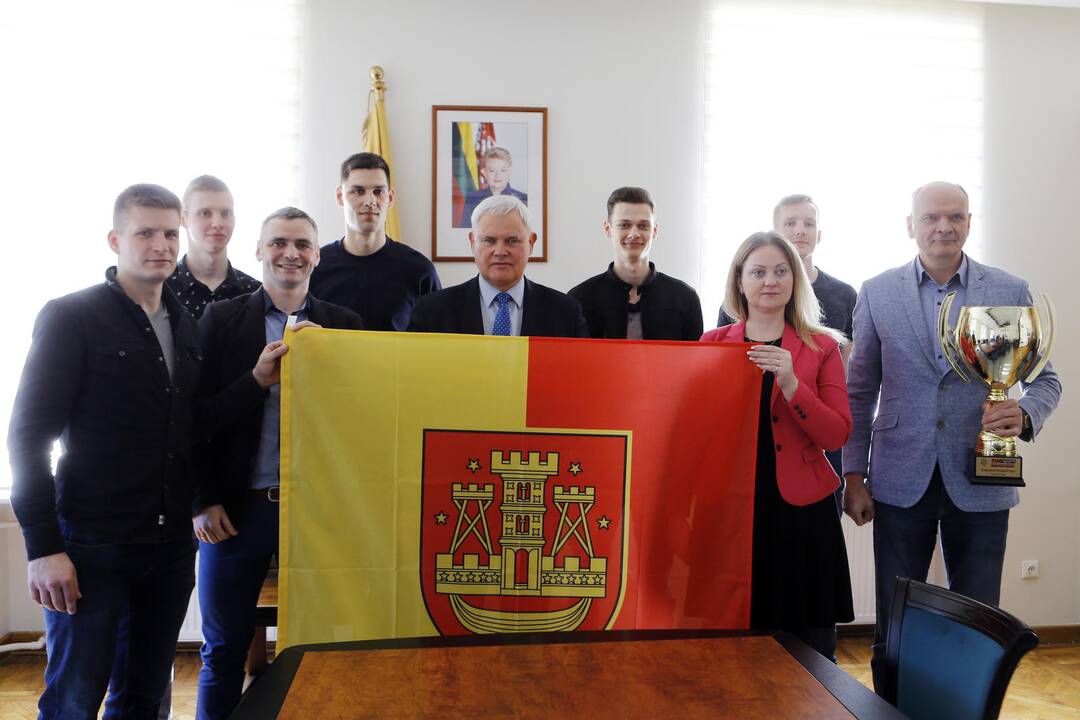 Meras pasveikino "Amber Queen" tinklinio komandą