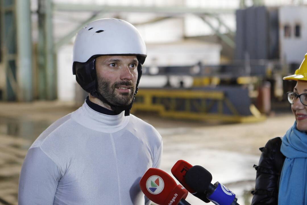 Vertikalaus šokio spaudos konferencija