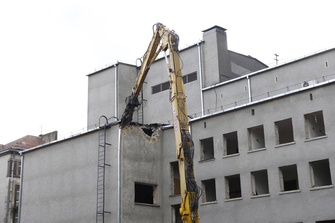 Pradėjo griauti muzikinį teatrą