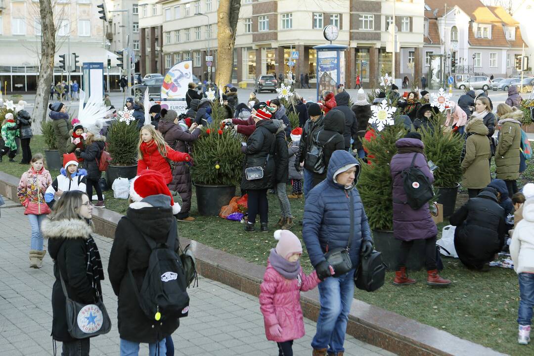 100 eglučių Atgimimo aikštėje puošimas