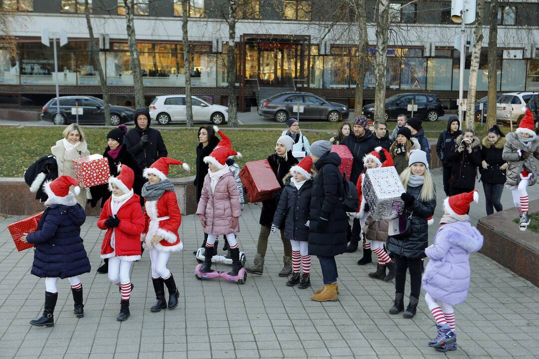 100 eglučių Atgimimo aikštėje puošimas