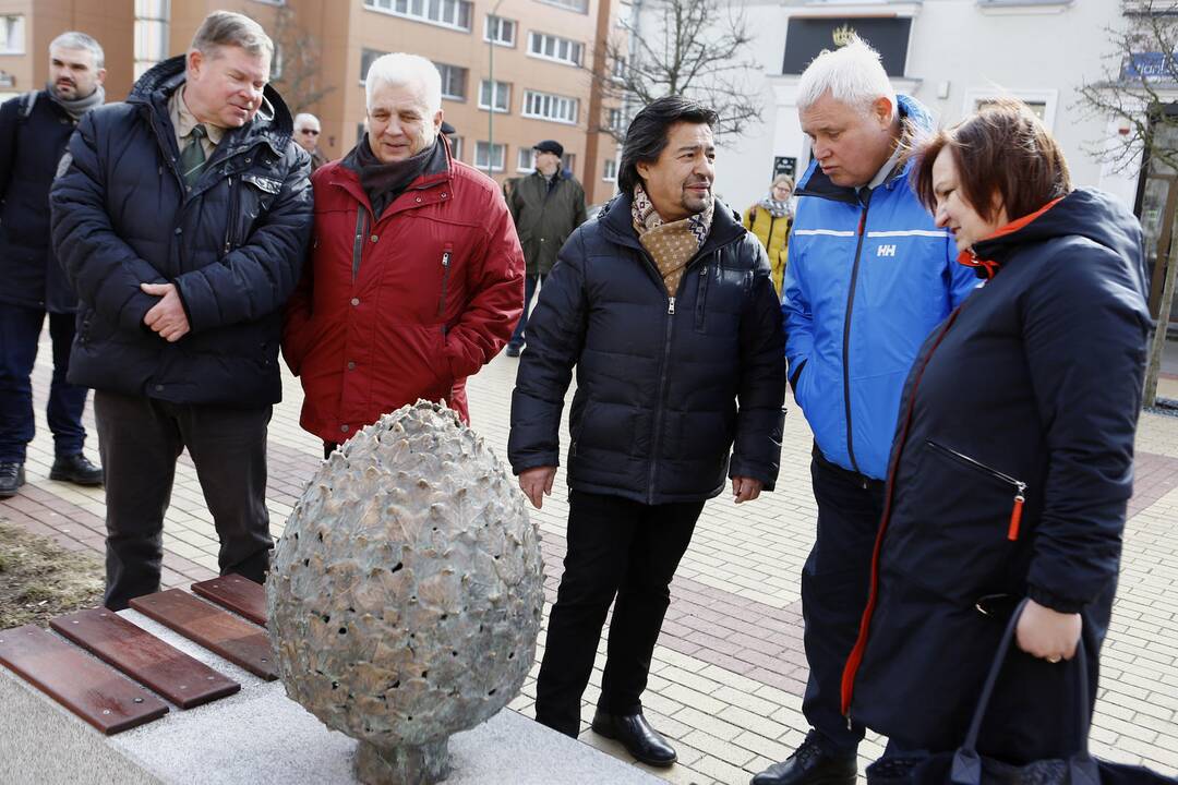 Atidengta "Gyvybės medis" skulptūra
