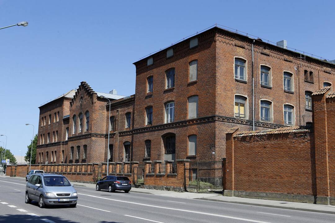 Istorija virsta griuvėsiais