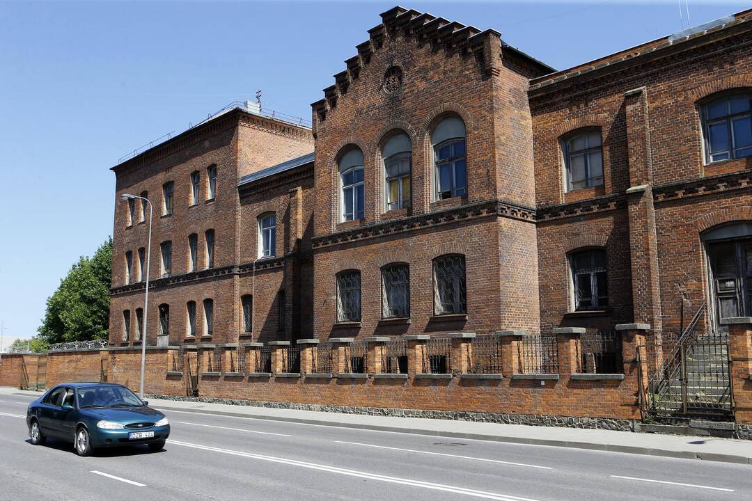 Istorija virsta griuvėsiais