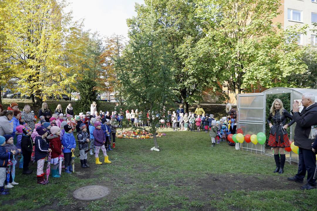 Darželiui "Dobiliukas" padovanotas šiltnamis