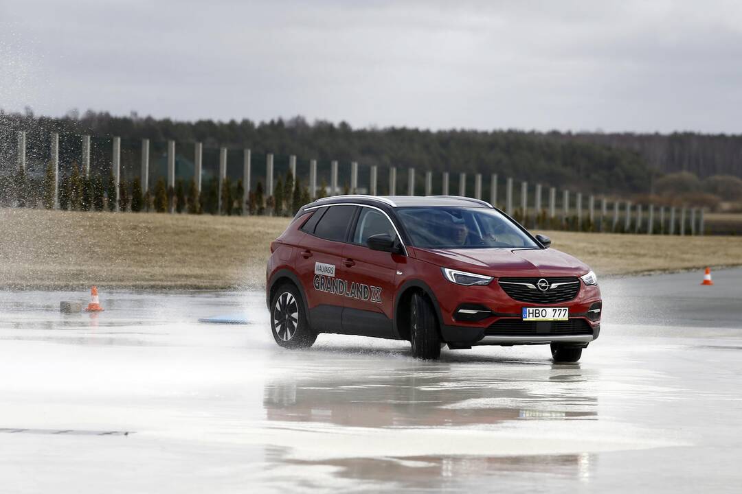 Vairuotojai išbandė savo sugebėjus autodrome