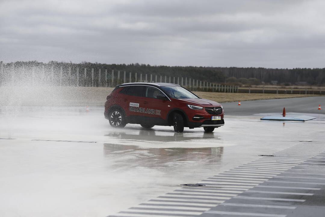 Vairuotojai išbandė savo sugebėjus autodrome