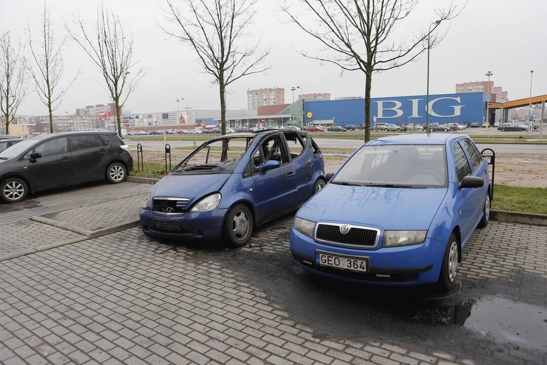 Naktį degė automobiliai