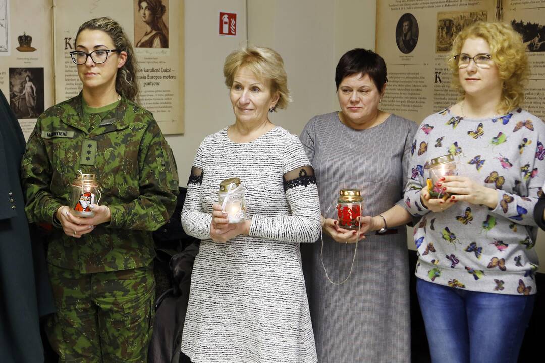 Skautai dovanoja Betliejaus ugnį