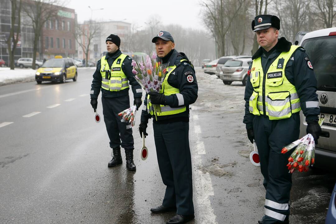 Kelių policijos patruliai pradžiugino moteris