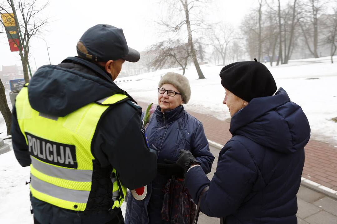 Kelių policijos patruliai pradžiugino moteris