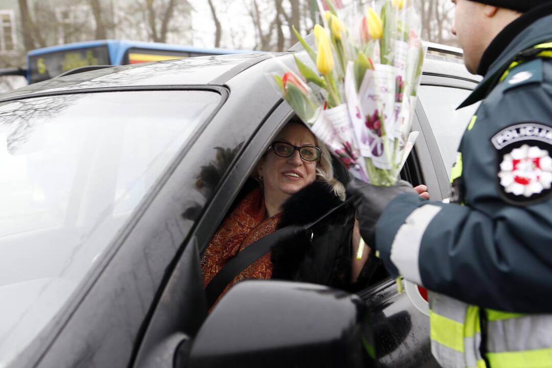 Kelių policijos patruliai pradžiugino moteris