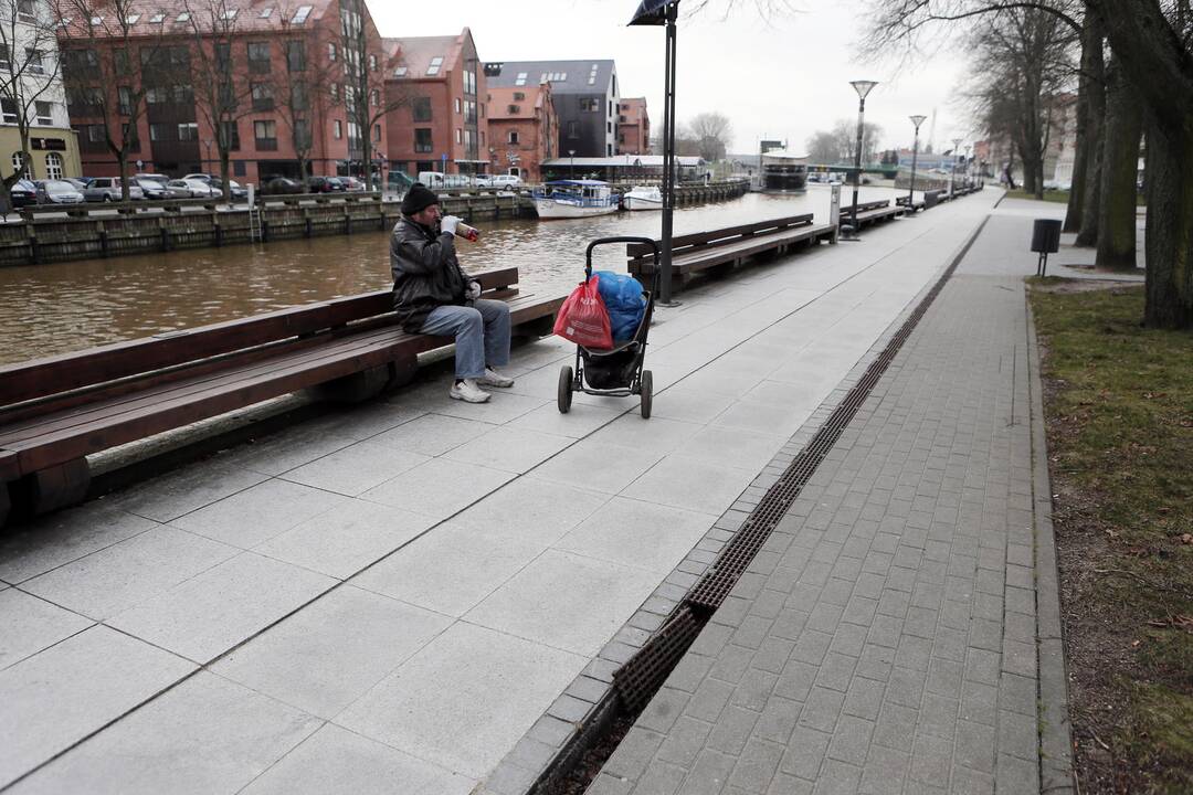 Lietaus nuotekų grotelės ir benamis