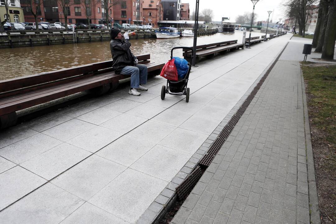 Lietaus nuotekų grotelės ir benamis