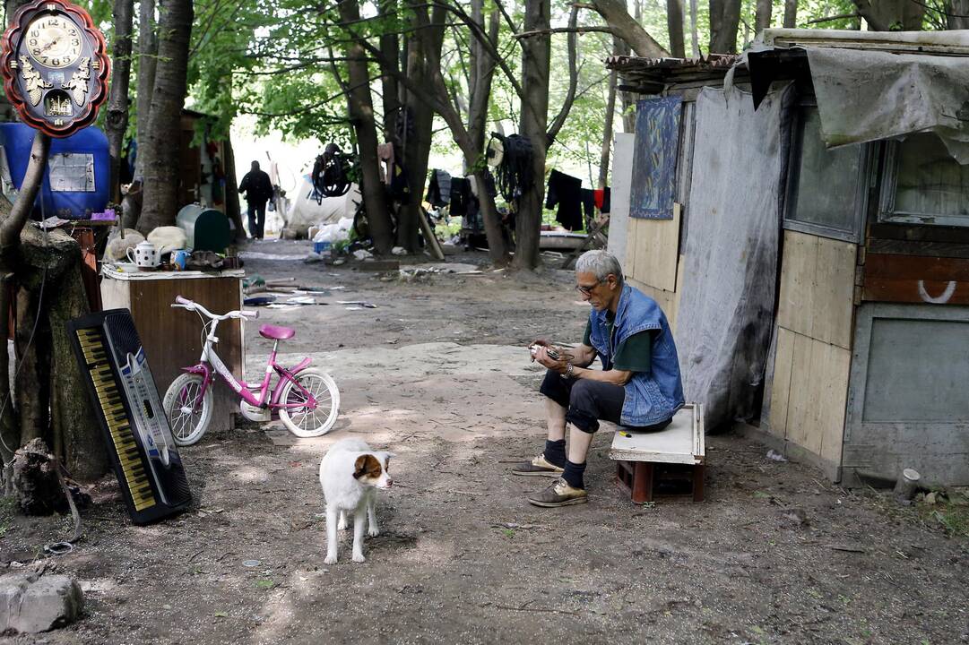 Griaunamas benamių kaimelis