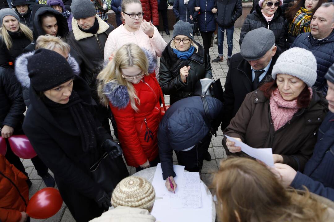 Klaipėdiečių protestas prieš vaikų paėmimą iš šeimų