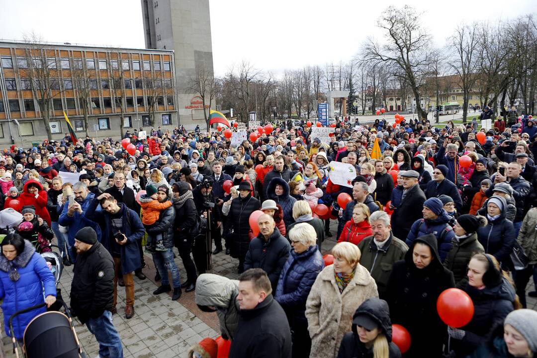 Klaipėdiečių protestas prieš vaikų paėmimą iš šeimų