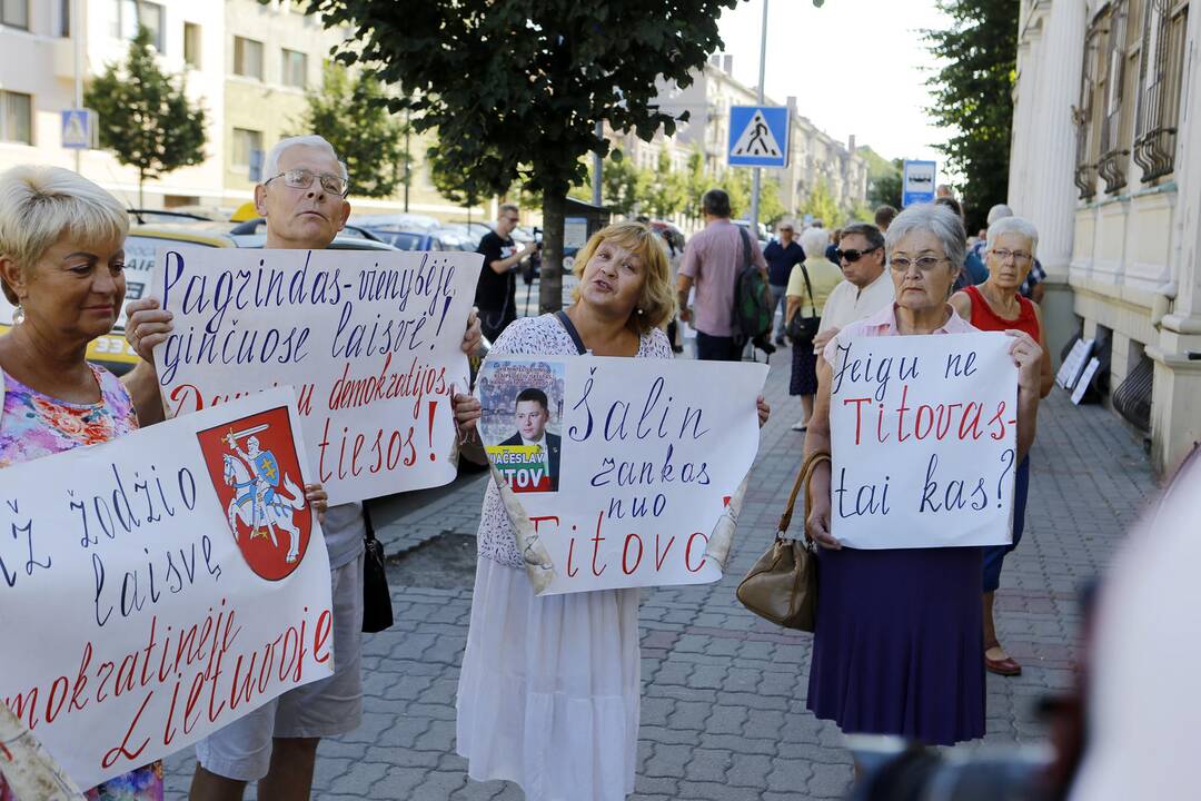 Prieš V. Titovą – miltais ir įžeidinėjimais