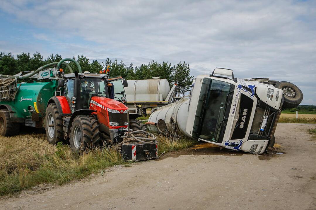 Netoli Drevernos apsivertė srutas vežęs latvių vilkikas