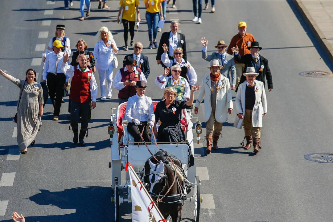 Vasaros estradoje liejosi liaudies dainos ir muzika