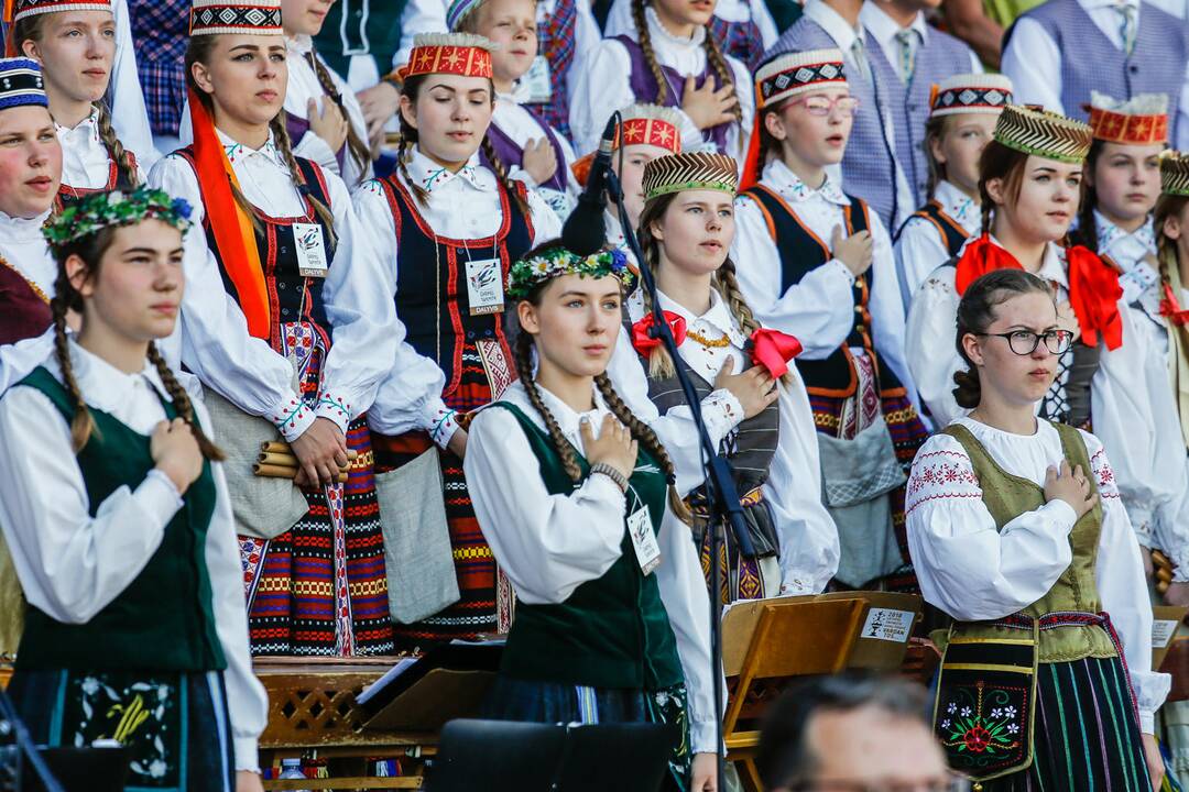 Vasaros estradoje liejosi liaudies dainos ir muzika