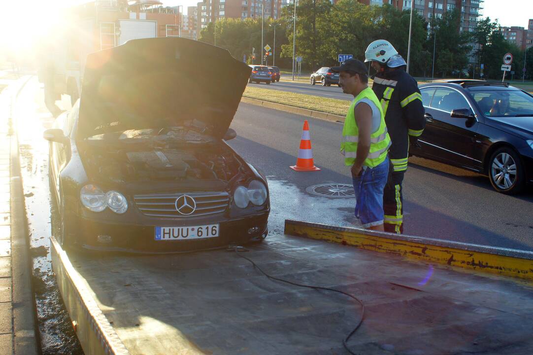 Šiaurės prospekte degė automobilis